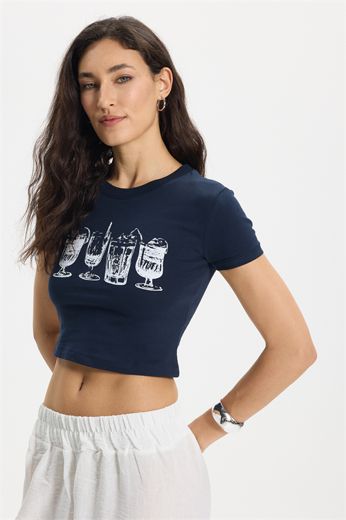 Kadın Slim Fit Dar Kesim %100 Pamuk Bisiklet Yaka Kısa Kollu Baskılı Lacivert Crop Tişört