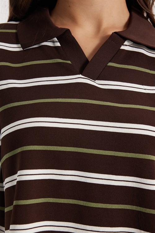 Kadın Standart Fit Normal Kesim Kısa Kollu Çizgili Kahverengi V Polo Yaka Tişört