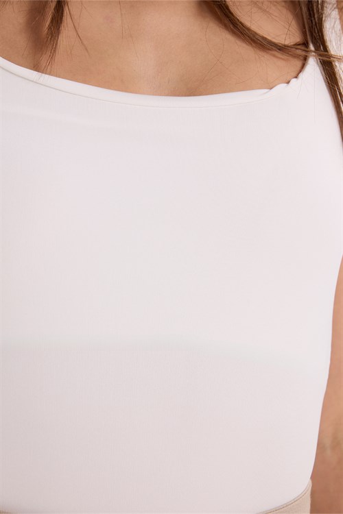 Kadın Slim Fit Dar Kesim Askılı Kare Yaka Sırtı Açık Sandy Kumaş Çıtçıtlı Beyaz Body