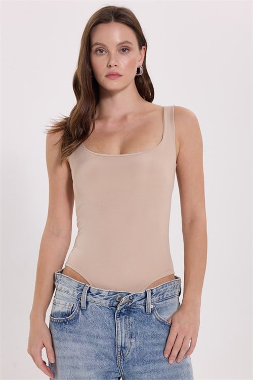 Kadın Slim Fit Dar Kesim Askılı Kare Yaka Sırtı Açık Sandy Kumaş Çıtçıtlı Bej Body