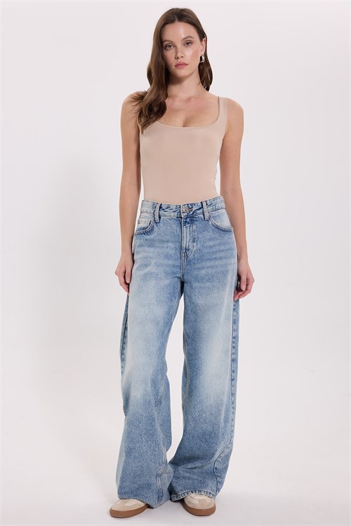 Kadın Slim Fit Dar Kesim Askılı Kare Yaka Sırtı Açık Sandy Kumaş Çıtçıtlı Bej Body