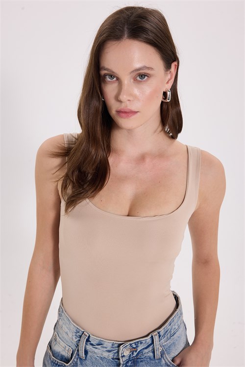 Kadın Slim Fit Dar Kesim Askılı Kare Yaka Sırtı Açık Sandy Kumaş Çıtçıtlı Bej Body