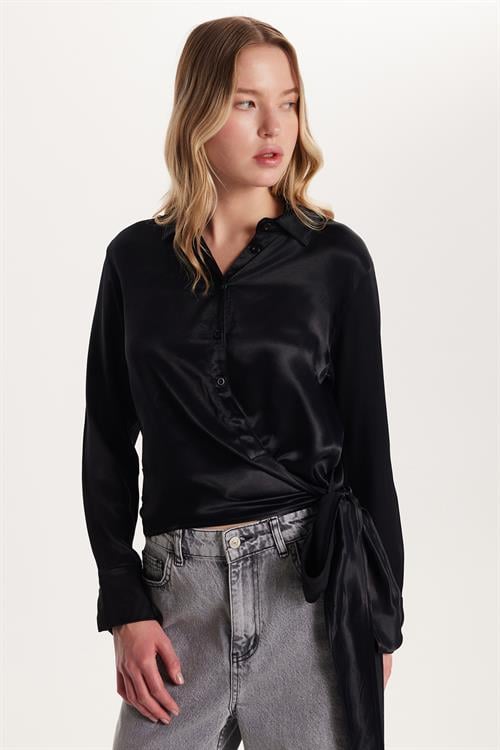 Kadın Slim Fit Dar Kesim Uzun Kollu Klasik Yaka Bağlama Detaylı Siyah Saten Gömlek
