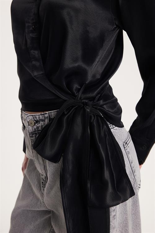 Kadın Slim Fit Dar Kesim Uzun Kollu Klasik Yaka Bağlama Detaylı Siyah Saten Gömlek