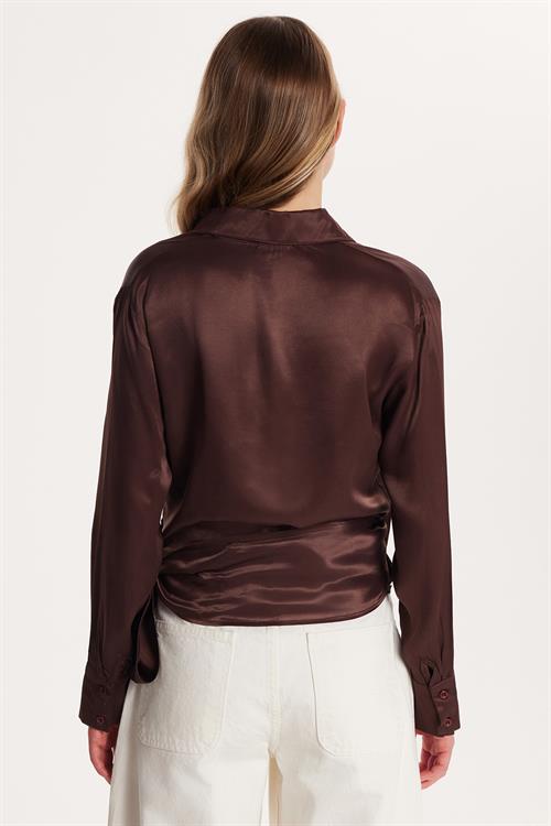 Kadın Slim Fit Dar Kesim Uzun Kollu Klasik Yaka Bağlama Detaylı Kahverengi Saten Gömlek