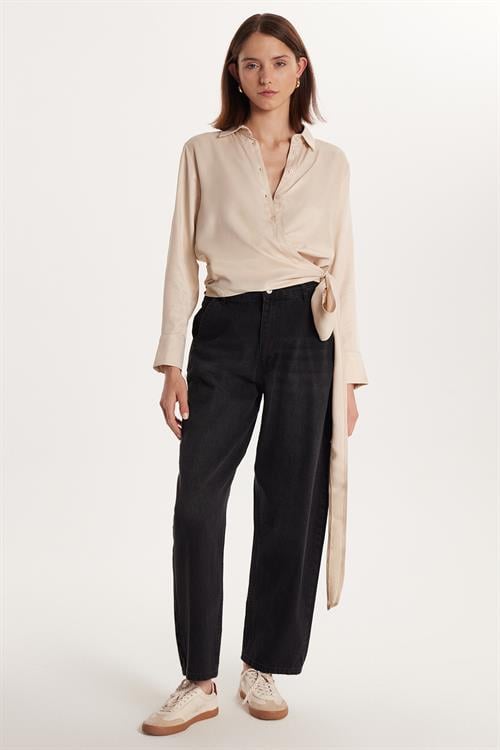 Kadın Slim Fit Dar Kesim Uzun Kollu Klasik Yaka Bağlama Detaylı Taş Rengi Saten Gömlek