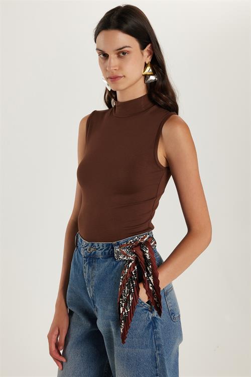 Kadın Regular Fit Klasik Kesim Viskon Kumaş Balıkçı Yaka Sıfır Kol Kahverengi Bluz