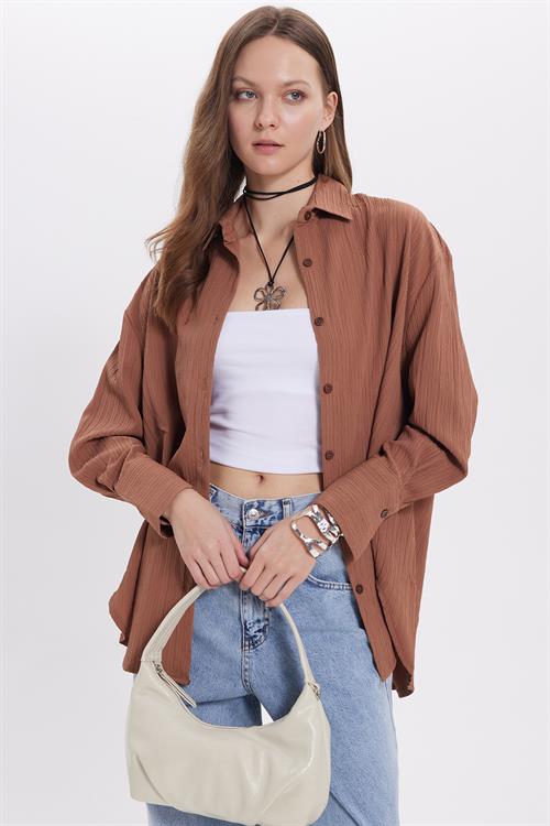Kadın Oversize Geniş Kesim Bürümcük Pens Detaylı Uzun Kollu Dokulu Kahverengi Gömlek