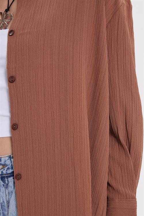Kadın Oversize Geniş Kesim Bürümcük Pens Detaylı Uzun Kollu Dokulu Kahverengi Gömlek
