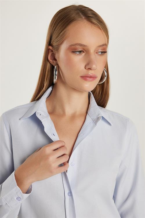 Kadın Slim Fit Dar Kesim Uzun Kollu Pamuklu Vücuda Oturan Dokulu Mavi Basic Gömlek