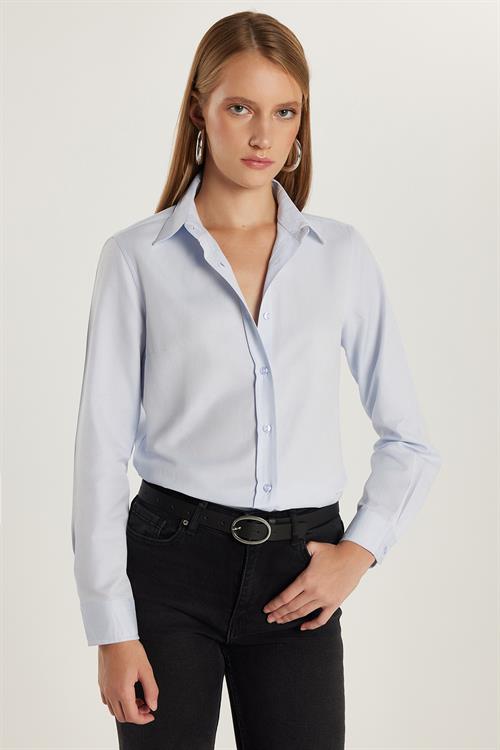 Kadın Slim Fit Dar Kesim Uzun Kollu Pamuklu Vücuda Oturan Dokulu Mavi Basic Gömlek