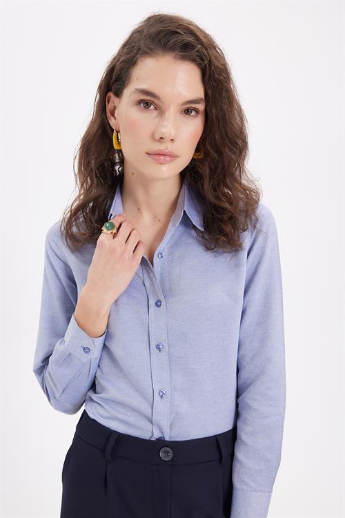 Kadın Slim Fit Dar Kesim Uzun Kollu Pamuklu Vücuda Oturan Dokulu Açık Lacivert Basic Gömlek