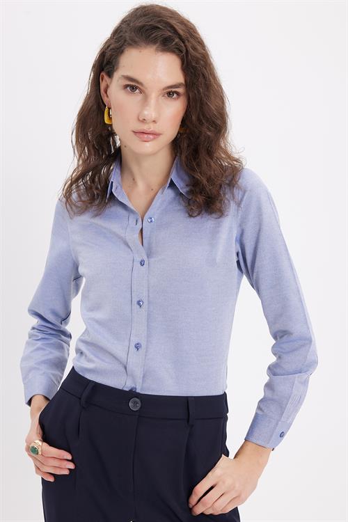 Kadın Slim Fit Dar Kesim Uzun Kollu Pamuklu Vücuda Oturan Dokulu Açık Lacivert Basic Gömlek