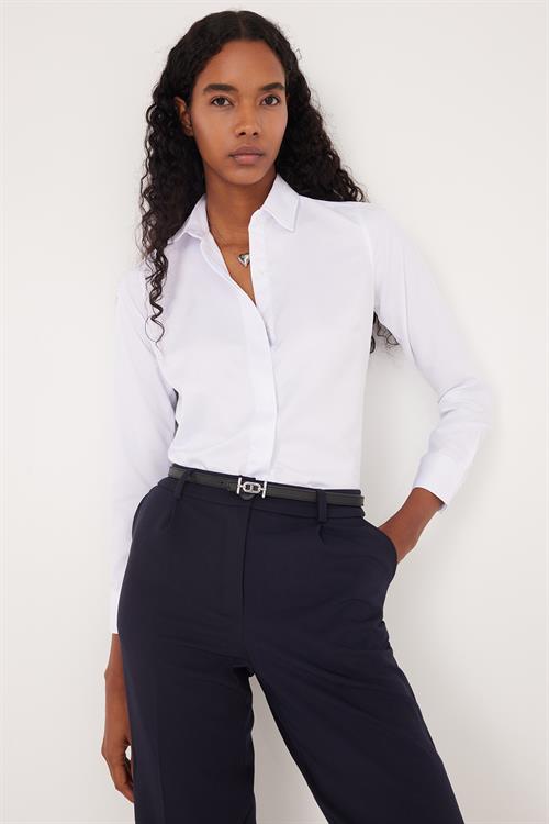 Kadın Slim Fit Dar Kesim Vucüda Oturan Uzun Kollu Gizli Düğme Detaylı Beyaz Basic Gömlek