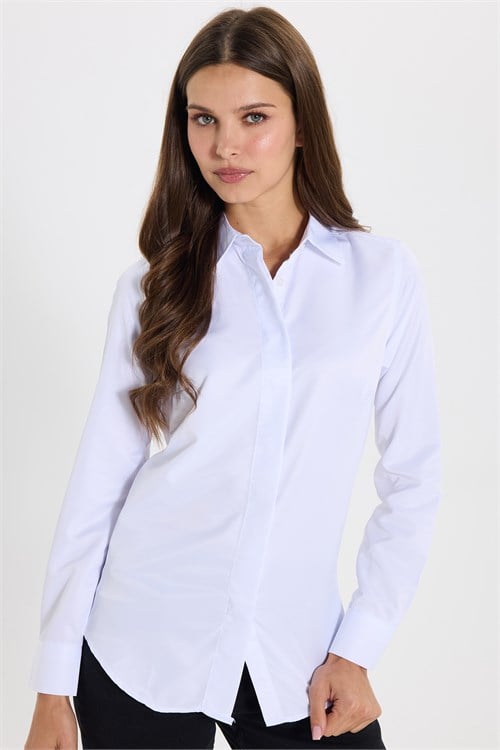 Kadın Slim Fit Dar Kesim Vucüda Oturan Uzun Kollu Gizli Düğme Detaylı Beyaz Basic Gömlek