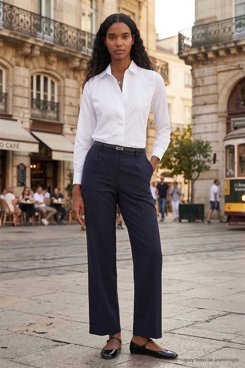 Kadın Slim Fit Dar Kesim Vucüda Oturan Uzun Kollu Gizli Düğme Detaylı Beyaz Basic Gömlek