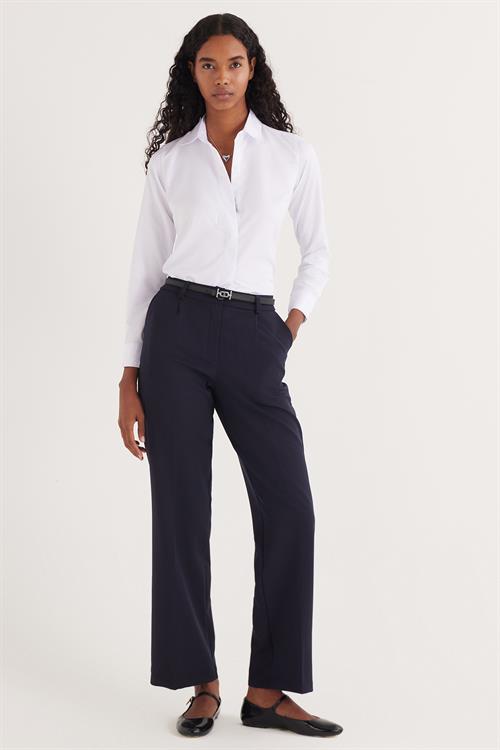 Kadın Slim Fit Dar Kesim Vucüda Oturan Uzun Kollu Gizli Düğme Detaylı Beyaz Basic Gömlek