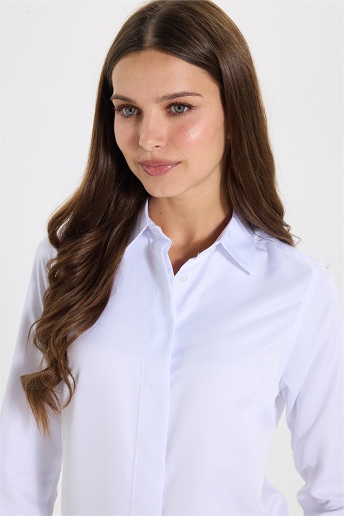 Kadın Slim Fit Dar Kesim Vucüda Oturan Uzun Kollu Gizli Düğme Detaylı Beyaz Basic Gömlek