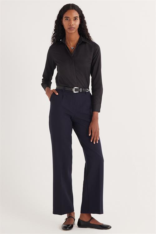 Kadın Slim Fit Dar Kesim Vucüda Oturan Uzun Kollu Gizli Düğme Detaylı Siyah Basic Gömlek
