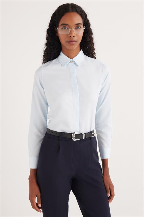 Kadın Slim Fit Dar Kesim Vucüda Oturan Uzun Kollu Gizli Düğme Detaylı Mavi Basic Gömlek