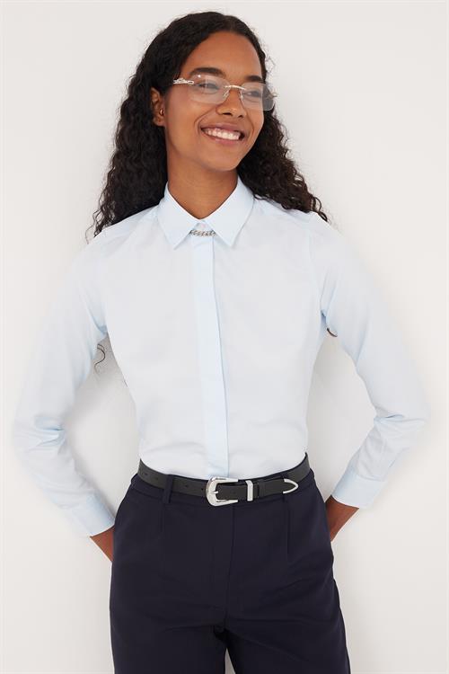 Kadın Slim Fit Dar Kesim Vucüda Oturan Uzun Kollu Gizli Düğme Detaylı Mavi Basic Gömlek