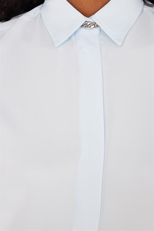 Kadın Slim Fit Dar Kesim Vucüda Oturan Uzun Kollu Gizli Düğme Detaylı Mavi Basic Gömlek
