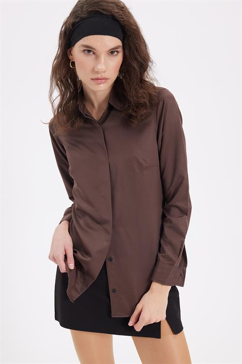 Kadın Slim Fit Dar Kesim Vucüda Oturan Uzun Kollu Gizli Düğme Detaylı Kahverengi Basic Gömlek