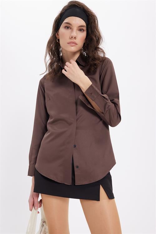 Kadın Slim Fit Dar Kesim Vucüda Oturan Uzun Kollu Gizli Düğme Detaylı Kahverengi Basic Gömlek