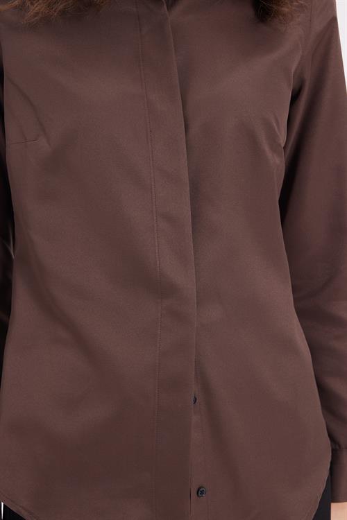 Kadın Slim Fit Dar Kesim Vucüda Oturan Uzun Kollu Gizli Düğme Detaylı Kahverengi Basic Gömlek