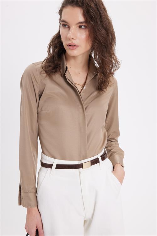 Kadın Slim Fit Dar Kesim Vucüda Oturan Uzun Kollu Gizli Düğme Detaylı Koyu Vizon Basic Gömlek
