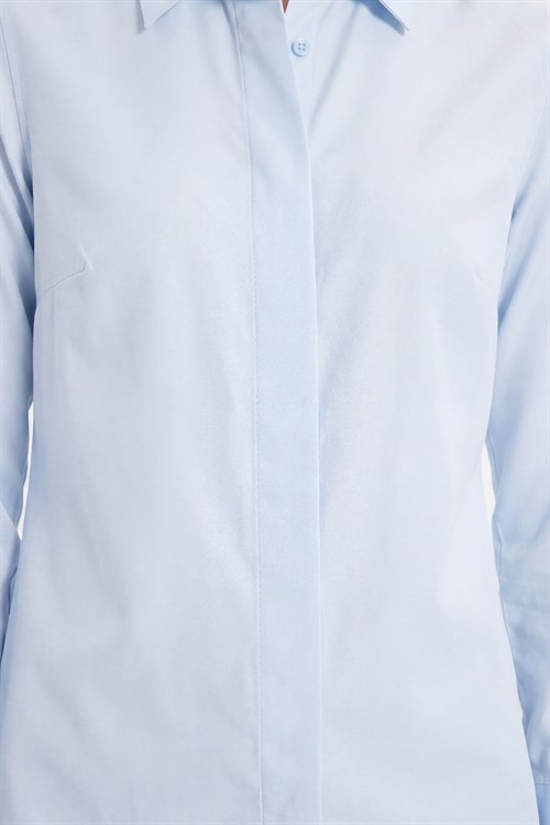 Kadın Slim Fit Dar Kesim Vucüda Oturan Uzun Kollu Gizli Düğme Detaylı Mavi Basic Gömlek