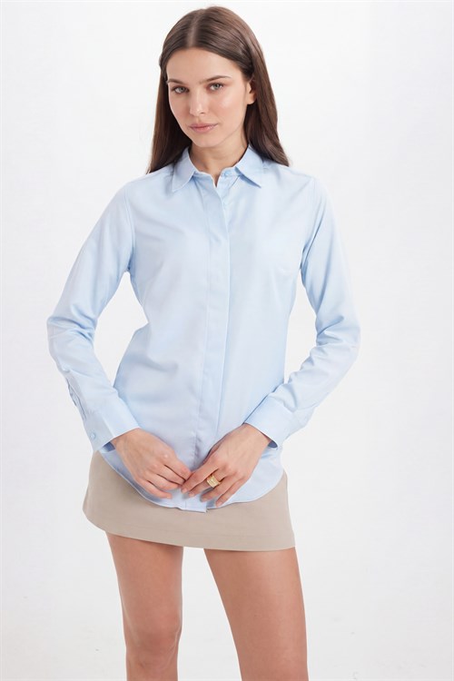 Kadın Slim Fit Dar Kesim Vucüda Oturan Uzun Kollu Gizli Düğme Detaylı Mavi Basic Gömlek
