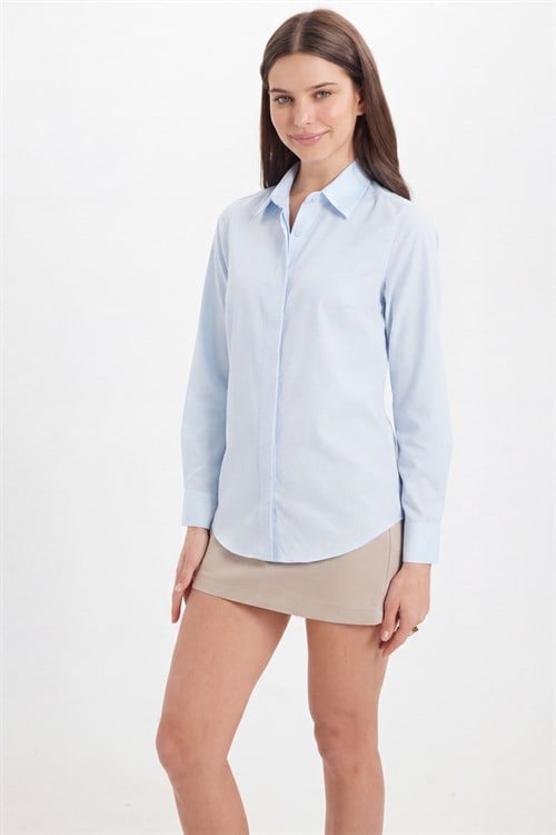 Kadın Slim Fit Dar Kesim Vucüda Oturan Uzun Kollu Gizli Düğme Detaylı Mavi Basic Gömlek