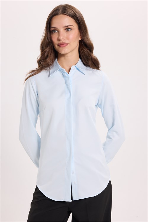 Kadın Slim Fit Dar Kesim Vucüda Oturan Uzun Kollu Gizli Düğme Detaylı Mavi Basic Gömlek