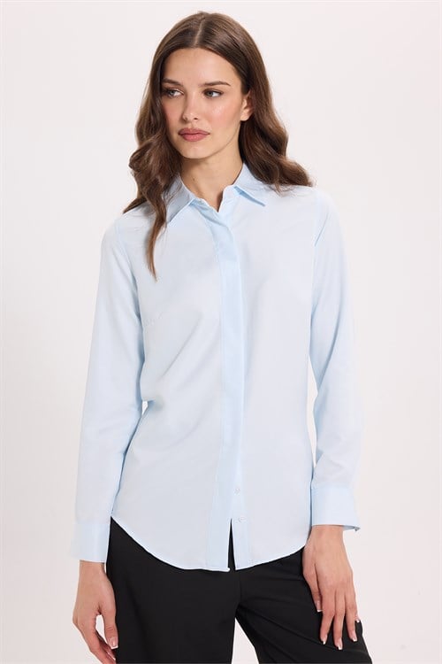 Kadın Slim Fit Dar Kesim Vucüda Oturan Uzun Kollu Gizli Düğme Detaylı Mavi Basic Gömlek