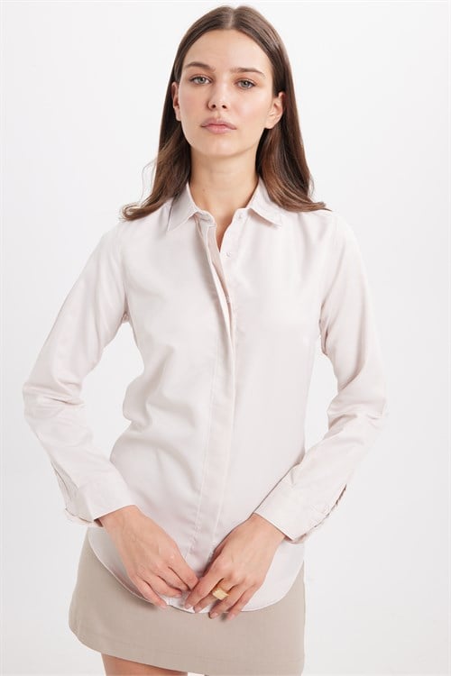 Kadın Slim Fit Dar Kesim Vucüda Oturan Uzun Kollu Gizli Düğme Detaylı Taş Basic Gömlek