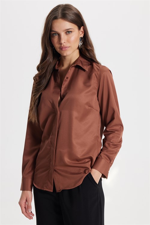 Kadın Slim Fit Dar Kesim Vucüda Oturan Uzun Kollu Gizli Düğme Detaylı Kahverengi Basic Gömlek