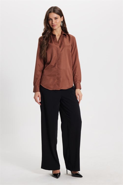 Kadın Slim Fit Dar Kesim Vucüda Oturan Uzun Kollu Gizli Düğme Detaylı Kahverengi Basic Gömlek