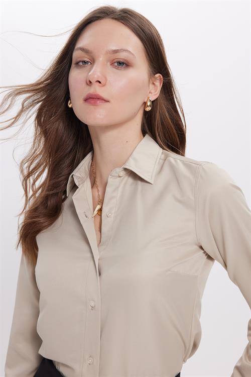 Kadın Slim Fit Dar Kesim Vücuda Oturan Uzun Kollu Açık Bej Basic Gömlek