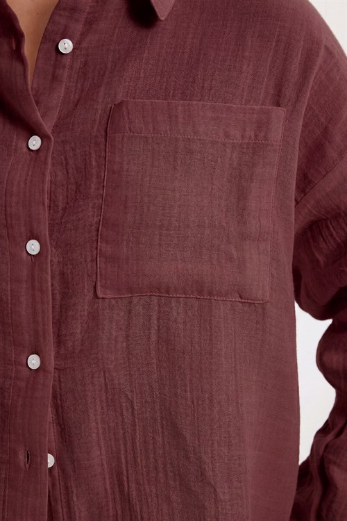 Kadın Oversize Geniş Kesim %100 Pamuk Müslin Kumaş Uzun Kollu Cepli Dokulu Kahverengi Gömlek