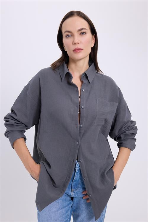 Kadın Oversize Geniş Kesim %100 Pamuk Müslin Kumaş Uzun Kollu Cepli Dokulu Koyu Gri Gömlek