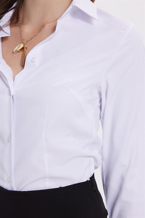 Kadın Slim Fit Dar Kesim Pensli Vucüda Oturan Klasik Yaka Uzun Kollu Likralı Beyaz Gömlek
