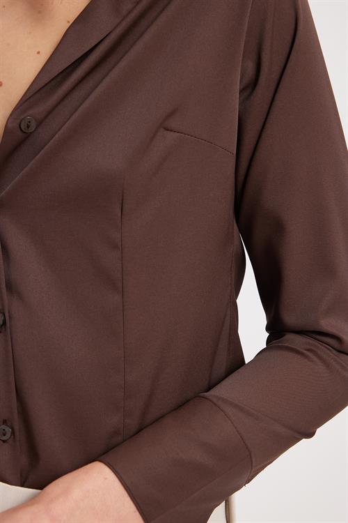 Kadın Slim Fit Dar Kesim Pensli Vucüda Oturan Klasik Yaka Uzun Kollu Likralı Kahverengi Gömlek