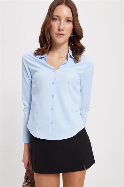 Kadın Slim Fit Dar Kesim Pensli Vücuda Oturan Klasik Yaka Uzun Kollu Likralı Mavi Gömlek