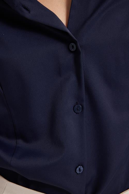 Kadın Slim Fit Dar Kesim Pensli Vucüda Oturan Klasik Yaka Uzun Kollu Likralı Lacivert Gömlek