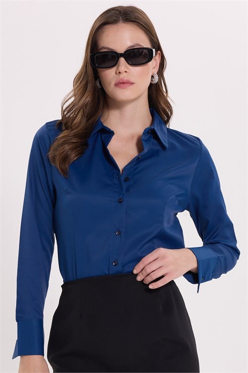 Kadın Slim Fit Dar Kesim Pensli Vücuda Oturan Klasik Yaka Uzun Kollu Likralı Lacivert Gömlek