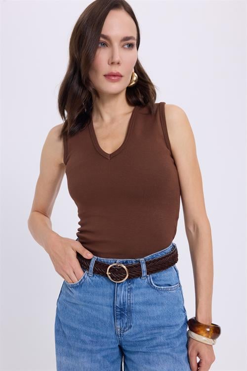 Kadın Slim Fit Dar Kesim V Yaka Sıfır Kol Pamuklu Ribanalı Kahverengi Bluz