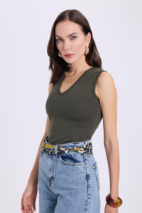 Kadın Slim Fit Dar Kesim V Yaka Sıfır Kol Pamuklu Ribanalı Haki Bluz