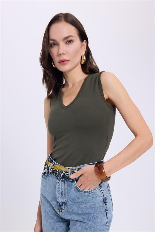 Kadın Slim Fit Dar Kesim V Yaka Sıfır Kol Pamuklu Ribanalı Haki Bluz