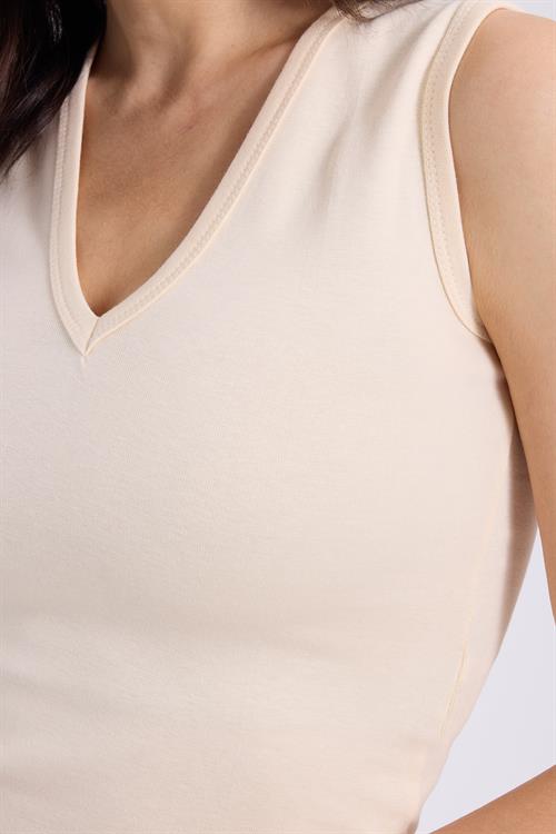 Kadın Slim Fit Dar Kesim V Yaka Sıfır Kol Pamuklu Ribanalı Bej Bluz